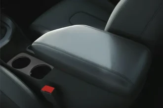 Detail sandaran tangan Center Console Armrest yang nyaman di kabin depan Hyundai Stargazer Manado