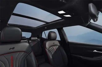 Atap kaca transparan luas Panoramic Sunroof yang mewah pada kabin atas Hyundai New Creta diler Manado
