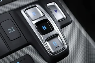 Detail tombol transmisi otomatis canggih 8 Speed Shift by Wire Transmission pada konsol mewah Hyundai Palisade Manado