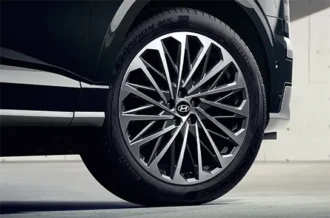 Desain velg raksasa premium 21 inch Alloy Wheels pada bodi luar Hyundai Palisade Hybrid Manado