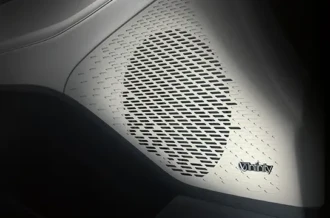 Kualitas audio jernih megah dari speaker konser Infinity Premium Sound System pada interior Hyundai Palisade Manado