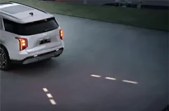 Proyeksi panduan lampu mundur ke aspal jalanan fitur Reverse Guide Lamp pada Hyundai Palisade Manado
