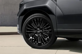 Desain velg 20 inch Alloy Wheels yang kokoh pada eksterior SUV Hyundai Santa Fe Manado