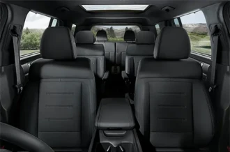 Lapangnya tata letak kabin belakang berspesifikasi Bigger Space milik Hyundai Santa Fe Manado