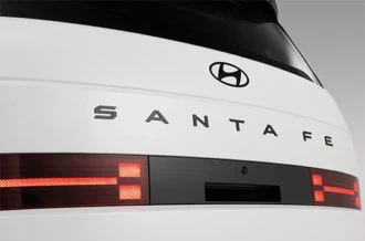 Detail logo matte minimalis Black Anodizing Emblem pada kap mesin Hyundai Santa Fe diler Manado
