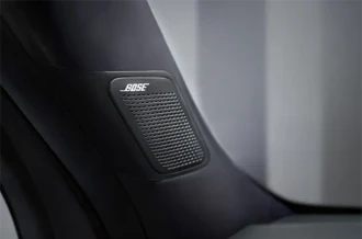 Kualitas audio jernih kelas atas dari speaker BOSE Premium Sound System pada interior Hyundai Santa Fe Sulawesi Utara