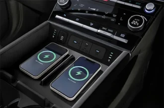 Fasilitas pengisian daya nirkabel ganda Dual Wireless Charger di konsol depan Hyundai Santa Fe Sulawesi Utara