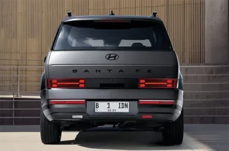 Desain lampu buritan vertikal rendah LED Rear Combination Lamps pada bagasi Hyundai Santa Fe Manado