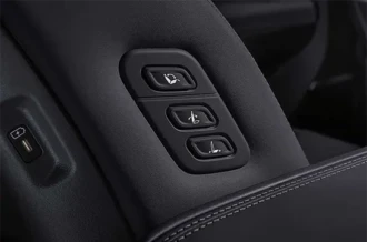 Tombol geser elektrik praktis Passenger Seat Walk in Device pada jok samping Hyundai Santa Fe diler Manado