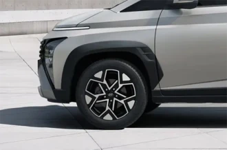 Desain velg besar 17 inch Diamond Cut Alloy Wheel gagah pada mobil Hyundai Stargazer X diler Manado
