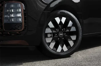 Desain velg mewah 18 inch Black Glossy Alloy Wheel pada bodi luar Hyundai Staria Manado