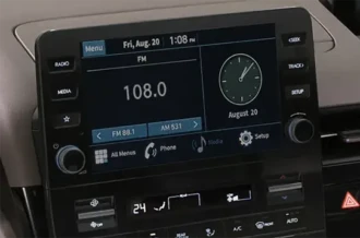 Sistem hiburan canggih layar sentuh sentral 8 inch Display Audio pada dasbor Hyundai Staria diler Manado