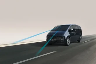 Fitur kemudi otomatis menjaga mobil tetap di tengah lajur Lane Following Assist LFA Hyundai Staria Manado