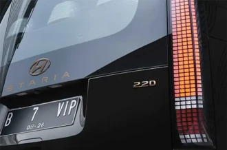 Detail lampu belakang baris piksel Parametric Pixel Light khas mobil masa depan Hyundai Staria Manado