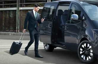 Kepraktisan pintu geser otomatis Smart Power Sliding Door pada samping bodi Hyundai Stargazer Manado