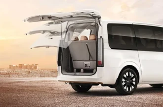 Fitur pintu bagasi otomatis pintar Smart Power Tailgate pada buritan belakang Hyundai Staria Manado